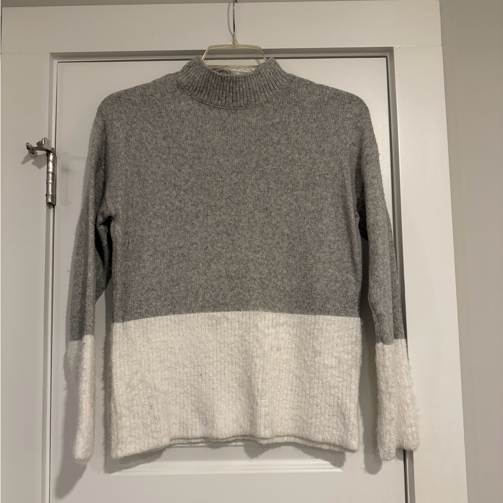 Women’s Mock neck sweater - small